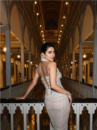 ऑफ शोल्डर ड्रेसमध्ये प्रियांका चोप्राचा ग्लॅमरस लूक - Marathi News | ऑफ शोल्डर ड्रेसमध्ये प्रियांका चोप्राचा ग्लॅमरस लूक | Latest Photos at Lokmat.com