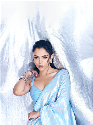 देसी गर्ल..! साडीत श्रिया पिळगावकरच्या मनमोहक अदा - Marathi News | देसी गर्ल..! साडीत श्रिया पिळगावकरच्या मनमोहक अदा | Latest Photos at Lokmat.com