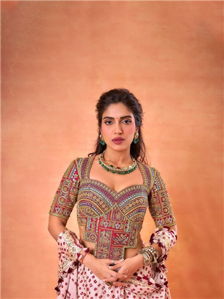 'फुलझडी', भूमी पेडणेकरचा दिवाळी स्पेशल लूक - Marathi News | 'फुलझडी', भूमी पेडणेकरचा दिवाळी स्पेशल लूक | Latest Photos at Lokmat.com