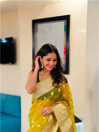 शिवानीने नेसली 'लिंबू कलरची साडी' - Marathi News | शिवानीने नेसली 'लिंबू कलरची साडी' | Latest Photos at Lokmat.com