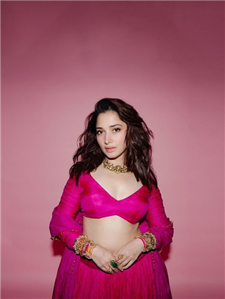 तमन्नाच्या पिंक लेहंग्यातील फोटोंवर चाहते फिदा - Marathi News | तमन्नाच्या पिंक लेहंग्यातील फोटोंवर चाहते फिदा | Latest Photos at Lokmat.com