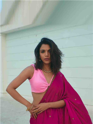 सामने ये कौन आया दिल मे हुई हलचल...! - Marathi News | सामने ये कौन आया दिल मे हुई हलचल...! | Latest Photos at Lokmat.com