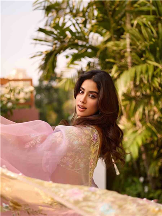 Janhvi Kapoor: 'ये चाँद सा रोशन चेहरा...' - Marathi News | Janhvi Kapoor: 'ये चाँद सा रोशन चेहरा...' | Latest Photos at Lokmat.com