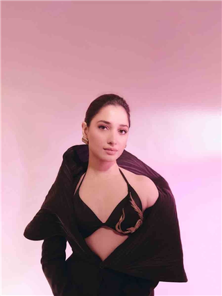 ब्लॅक ड्रेसमधील तमन्ना भाटियाचे बोल्ड फोटो व्हायरल - Marathi News | ब्लॅक ड्रेसमधील तमन्ना भाटियाचे बोल्ड फोटो व्हायरल | Latest Photos at Lokmat.com