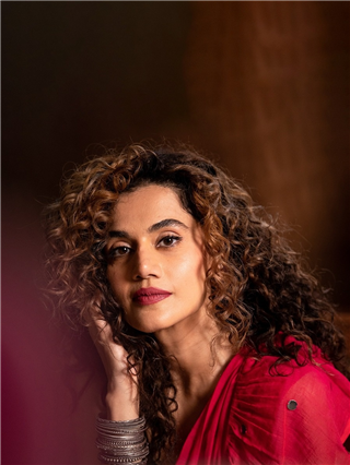 ये लाल इश्क..! लाल साडीत तापसी पन्नूच्या ग्लॅमरस अदा - Marathi News | ये लाल इश्क..! लाल साडीत तापसी पन्नूच्या ग्लॅमरस अदा | Latest Photos at Lokmat.com