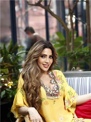 Nikki Tamboli : रंगीन खयालों में उलझी हुई मैं... - Marathi News | Nikki Tamboli : रंगीन खयालों में उलझी हुई मैं... | Latest Photos at Lokmat.com