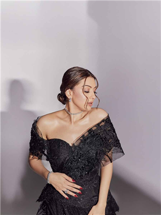 हंसिका मोटवानीच्या ब्लॅक ड्रेसमध्ये स्टनिंग अदा - Marathi News | हंसिका मोटवानीच्या ब्लॅक ड्रेसमध्ये स्टनिंग अदा | Latest Photos at Lokmat.com