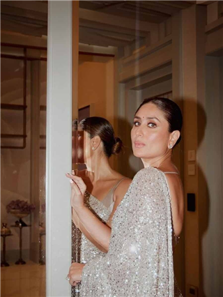 बेबोच्या सिल्व्हर सीक्वेंस साडीत ग्लॅमरस अदा! - Marathi News | बेबोच्या सिल्व्हर सीक्वेंस साडीत ग्लॅमरस अदा! | Latest Photos at Lokmat.com