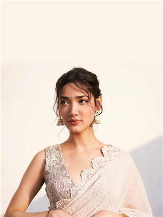 '12th Fail' फेम मेधा शंकर साडीत दिसतेय क्यूट - Marathi News | '12th Fail' फेम मेधा शंकर साडीत दिसतेय क्यूट | Latest Photos at Lokmat.com