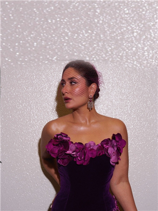 बॉलिवूडच्या 'बेबो'चा 'रेड हॉट' लूक - Marathi News | बॉलिवूडच्या 'बेबो'चा 'रेड हॉट' लूक | Latest Photos at Lokmat.com