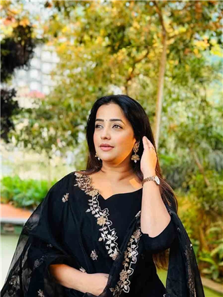 Apurva Nemlekar : ब्लॅक एथनिक ड्रेसमध्ये सावनीच्या ग्लॅमरस अदा - Marathi News | Apurva Nemlekar : ब्लॅक एथनिक ड्रेसमध्ये सावनीच्या ग्लॅमरस अदा | Latest Photos at Lokmat.com