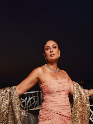 Kareena Kapoor : बेबोचा ग्लॅमरस लूक - Marathi News | Kareena Kapoor : बेबोचा ग्लॅमरस लूक | Latest Photos at Lokmat.com