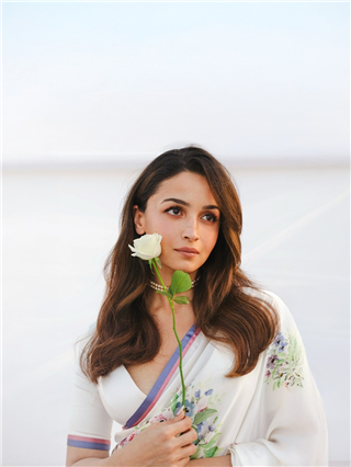 Alia Bhatt :मुड़ मुड़ के ना देख... - Marathi News | Alia Bhatt :मुड़ मुड़ के ना देख... | Latest Photos at Lokmat.com