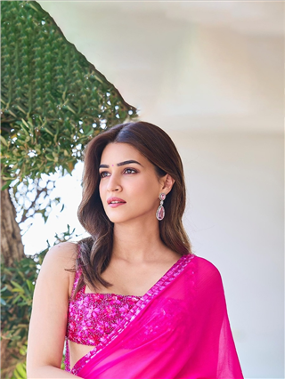 गुलाबी साडीत परमसुंदरीच्या मनमोहक अदा! - Marathi News | गुलाबी साडीत परमसुंदरीच्या मनमोहक अदा! | Latest Photos at Lokmat.com