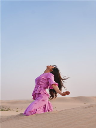 अबुधाबीतील वाळवंटात सफारी करतेय ही अभिनेत्री - Marathi News | अबुधाबीतील वाळवंटात सफारी करतेय ही अभिनेत्री | Latest Photos at Lokmat.com