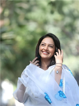 पांढऱ्या ड्रेसमध्ये खुललं तेजश्री प्रधानचं सौंदर्य - Marathi News | पांढऱ्या ड्रेसमध्ये खुललं तेजश्री प्रधानचं सौंदर्य | Latest Photos at Lokmat.com