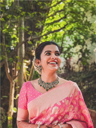 Mitali Mayekar: "गुलाबी साडी आणि लाली लाल लाल..." - Marathi News | Mitali Mayekar: "गुलाबी साडी आणि लाली लाल लाल..." | Latest Photos at Lokmat.com