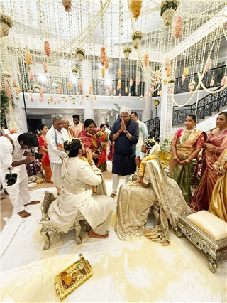 सेलिब्रिटी लग्नात लेहेंग्याची गोडी; पण सिंधूनं निवडली सिल्कची साडी - Marathi News | सेलिब्रिटी लग्नात लेहेंग्याची गोडी; पण सिंधूनं निवडली सिल्कची साडी | Latest Photos at Lokmat.com