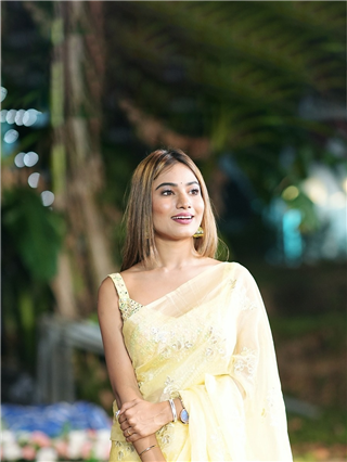 लिंबू कलरच्या साडीत पूर्वा शिंदेचे ग्लॅमरस फोटो, दिसतेय झक्कास! - Marathi News | लिंबू कलरच्या साडीत पूर्वा शिंदेचे ग्लॅमरस फोटो, दिसतेय झक्कास! | Latest Photos at Lokmat.com