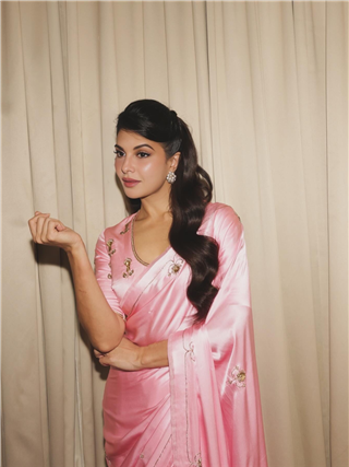 जॅकलिन फर्नांडिस गुलाबी साडीत दिसतेय परमसुंदरी - Marathi News | जॅकलिन फर्नांडिस गुलाबी साडीत दिसतेय परमसुंदरी | Latest Photos at Lokmat.com