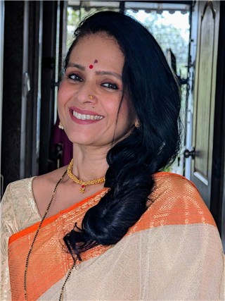 ऐश्वर्या नारकर यांचं साडीतील सुंदर फोटोशूट - Marathi News | ऐश्वर्या नारकर यांचं साडीतील सुंदर फोटोशूट | Latest Photos at Lokmat.com