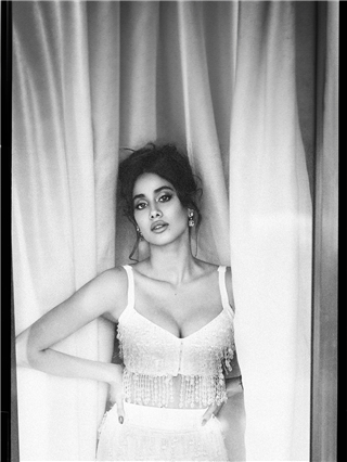 जान्हवी कपूरचा ग्लॅमरस लूक! - Marathi News | जान्हवी कपूरचा ग्लॅमरस लूक! | Latest Photos at Lokmat.com