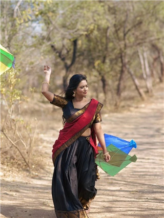 Meera Joshi: बाई मी पतंग उडवित होते...! - Marathi News | Meera Joshi: बाई मी पतंग उडवित होते...! | Latest Photos at Lokmat.com