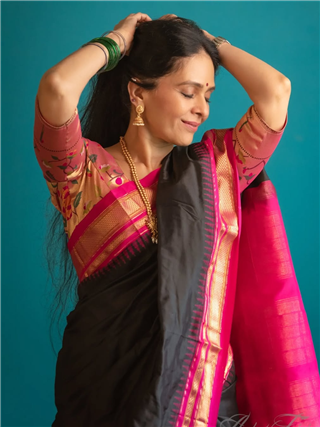 ऐश्वर्या नारकरांचं काळ्या साडीत बहरलं सौंदर्य - Marathi News | ऐश्वर्या नारकरांचं काळ्या साडीत बहरलं सौंदर्य | Latest Photos at Lokmat.com