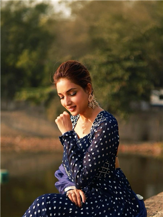 लाजून हासणे अन् हासून ते पाहणे... - Marathi News | लाजून हासणे अन् हासून ते पाहणे... | Latest Photos at Lokmat.com