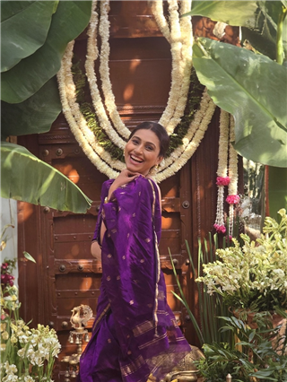 केसात गजरा अन् जांभळ्या साडीत बहरलं रेश्माचं सौंदर्य - Marathi News | केसात गजरा अन् जांभळ्या साडीत बहरलं रेश्माचं सौंदर्य | Latest Photos at Lokmat.com