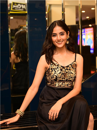 'फसक्लास दाभाडे'मधील कोमलचा ग्लॅमरस अंदाज - Marathi News | 'फसक्लास दाभाडे'मधील कोमलचा ग्लॅमरस अंदाज | Latest Photos at Lokmat.com