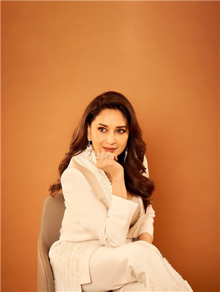 ५७ वर्षांची असूनही 'धकधक गर्ल' दिसते तितकीच ब्युटिफुल - Marathi News | ५७ वर्षांची असूनही 'धकधक गर्ल' दिसते तितकीच ब्युटिफुल | Latest Photos at Lokmat.com