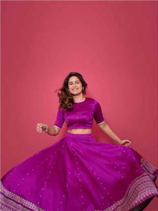 टीव्ही पे ब्रेकिंग न्यूज हाय रे मेरा घागरा...! - Marathi News | टीव्ही पे ब्रेकिंग न्यूज हाय रे मेरा घागरा...! | Latest Photos at Lokmat.com