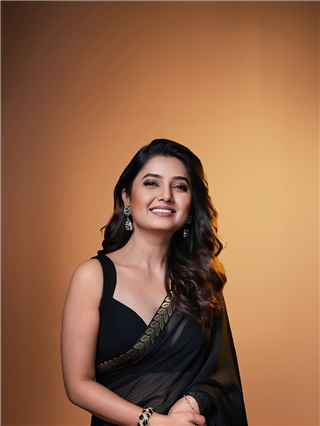 'फुलवंती'च्या काळ्या साडीतल्या मनमोहक अदा - Marathi News | 'फुलवंती'च्या काळ्या साडीतल्या मनमोहक अदा | Latest Photos at Lokmat.com