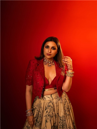 लेहेंगा अन् ब्लेझर, परिणीतीची हटके स्टाइल - Marathi News | लेहेंगा अन् ब्लेझर, परिणीतीची हटके स्टाइल | Latest Photos at Lokmat.com