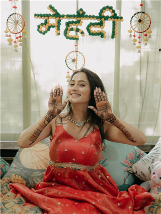 मेहेंदी रंगली गं! दिव्याची लगीनघाई - Marathi News | मेहेंदी रंगली गं! दिव्याची लगीनघाई | Latest Photos at Lokmat.com