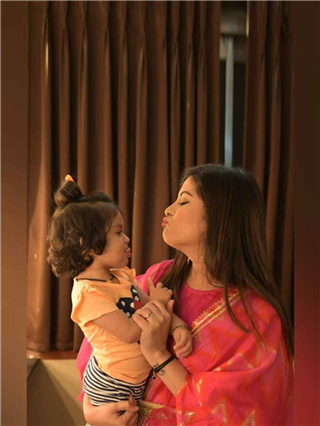 मराठमोळ्या गायिकेचे लेकीसोबत गोड क्षण - Marathi News | मराठमोळ्या गायिकेचे लेकीसोबत गोड क्षण | Latest Photos at Lokmat.com