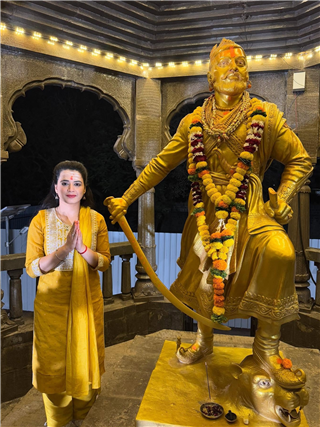 प्राजक्ता गायकवाड छत्रपती संभाजी महाराजांच्या समाधीस्थळी नतमस्तक - Marathi News | प्राजक्ता गायकवाड छत्रपती संभाजी महाराजांच्या समाधीस्थळी नतमस्तक | Latest Photos at Lokmat.com