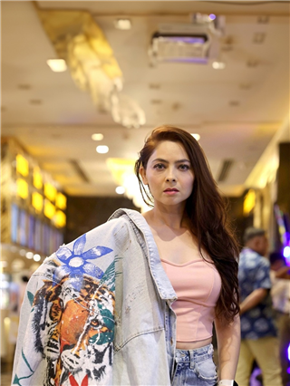 सोनालीने वाघाचं जॅकेट परिधान करण्यामागे दडलंय खास कारण - Marathi News | सोनालीने वाघाचं जॅकेट परिधान करण्यामागे दडलंय खास कारण | Latest Photos at Lokmat.com