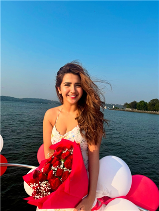 लाजून हासणे अन् हसून ते पहाणे... - Marathi News | लाजून हासणे अन् हसून ते पहाणे... | Latest Photos at Lokmat.com