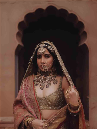 वधूच्या गेटअपमध्ये दिसली उर्फी जावेद - Marathi News | वधूच्या गेटअपमध्ये दिसली उर्फी जावेद | Latest Photos at Lokmat.com