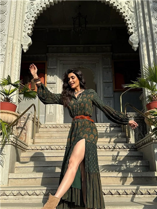 उदयपूरमध्ये करिश्माचा स्टनिंग अंदाज! - Marathi News | उदयपूरमध्ये करिश्माचा स्टनिंग अंदाज! | Latest Photos at Lokmat.com