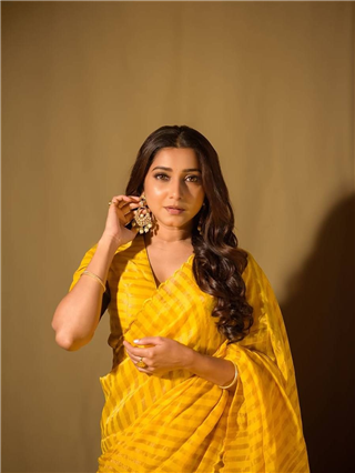 साडीत खुललं गौरीचं सौंदर्य! - Marathi News | साडीत खुललं गौरीचं सौंदर्य! | Latest Photos at Lokmat.com