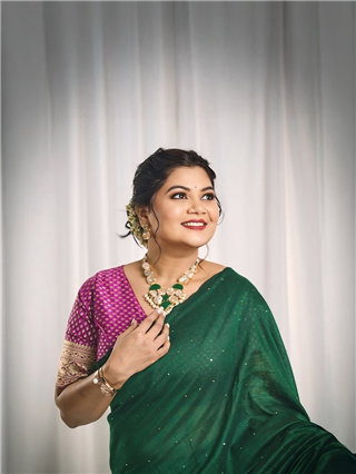 हिरव्या रंगाच्या साडीत नम्रता संभेरावचं खुललं सौंदर्य - Marathi News | हिरव्या रंगाच्या साडीत नम्रता संभेरावचं खुललं सौंदर्य | Latest Photos at Lokmat.com