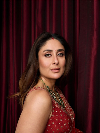 देसी गर्ल! बेबो लाल रंगाच्या साडीत दिसली खूपच सुंदर - Marathi News | देसी गर्ल! बेबो लाल रंगाच्या साडीत दिसली खूपच सुंदर | Latest Photos at Lokmat.com