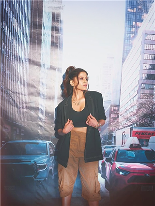 गुडघ्यापर्यंत पँट आणि जॅकेट, सईची अजबच फॅशन! - Marathi News | गुडघ्यापर्यंत पँट आणि जॅकेट, सईची अजबच फॅशन! | Latest Photos at Lokmat.com