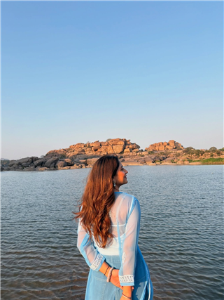 'हंपी'च्या निसर्गात रमलेल्या 'या' मराठमोळ्या अभिनेत्रीला ओळखलं - Marathi News | 'हंपी'च्या निसर्गात रमलेल्या 'या' मराठमोळ्या अभिनेत्रीला ओळखलं | Latest Photos at Lokmat.com