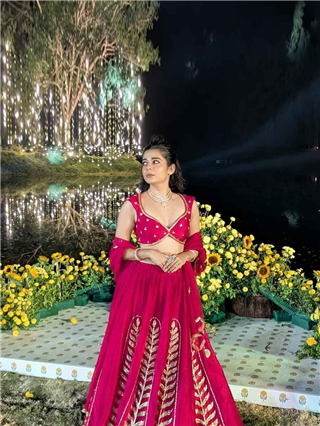 रंगी सारी गुलाबी चुनरिया...! - Marathi News | रंगी सारी गुलाबी चुनरिया...! | Latest Photos at Lokmat.com