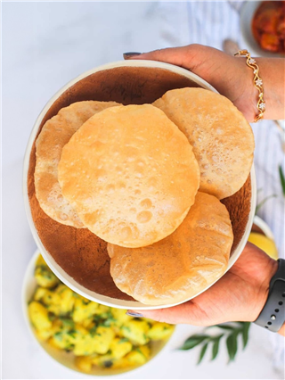 पुरी टम्म फुगण्यासाठी १ सोपी ट्रिक- तळताना करा 'ही' खास गोष्ट... - Marathi News | पुरी टम्म फुगण्यासाठी १ सोपी ट्रिक- तळताना करा 'ही' खास गोष्ट... | Latest Photos at Lokmat.com