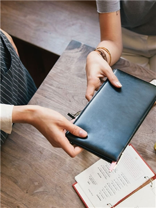 कोणत्या देशातील हॉटेलांत ग्राहक देतात सर्वाधिक टीप? - Marathi News | कोणत्या देशातील हॉटेलांत ग्राहक देतात सर्वाधिक टीप? | Latest Photos at Lokmat.com